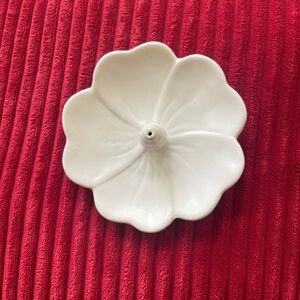 Elegant White Ceramic Flower-Shaped Incense Holder